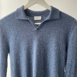 Kashmir tröja - John Henric - Skön tröja i Kashmir. Köptes från plick för några månader sen men har bara använt den en gång. Skick 9,5/10 (lite nopprig på vissa ställen). 