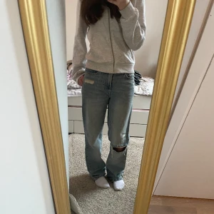 Coola baggy jeans - Snygga och bekväma baggy jeans i ljusblå färg med hål