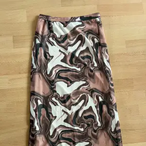 Mönstrad kjol från stradivarius i strlk S. Använd 1 gång. 