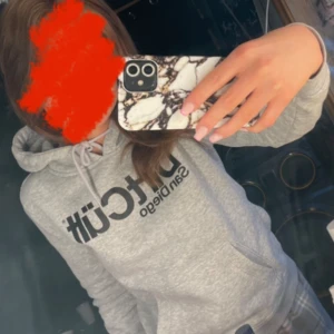 Grå hoodie - Tröjan är i bra skick och knappt använ