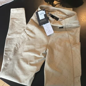 Ridbyxor - Ridbyxor med taggar kvar, helt oanvända. 500kr ordinarie pris 899kr. Storlek xxs