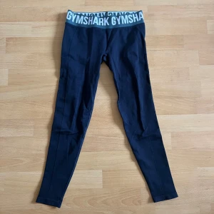Träningstights - Gymshark - Marinblå träningstights från gymshark i strlk S. 