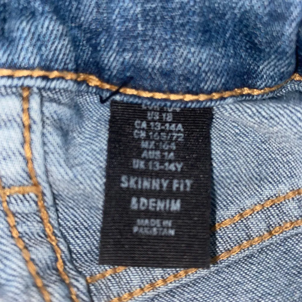 Jag säljer mina h&m jeans pågrund av att dom e för små.   Storlek 13-14y  164cm Form skinny fit. Jeans & Byxor.