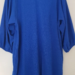 Snygg blå klänning - Fin klänning från Lindex   ledig och skön passform, ballongärmar  fint skick, använd ett fåtal gånger 