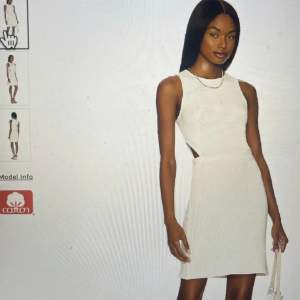 En vit klänning i storlek s. Ordinarie pris 2180kr