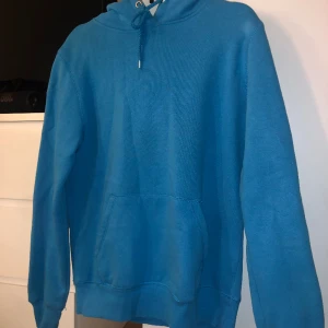 Hoodie - Säljer en gammal hoodie som knappt är använd eftersom jag inte trivs i färgen, men hoppas att någon annan ska göra det ☺️💛