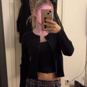 Kofta - Säljer min super fina stickade kofta. Nästan aldrig andvänd alltså i super skick 