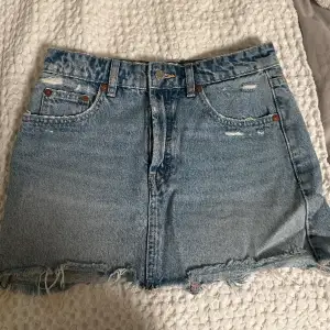 Snygg jeans kjol från Zara som är för liten för mig, fint skick 🤗