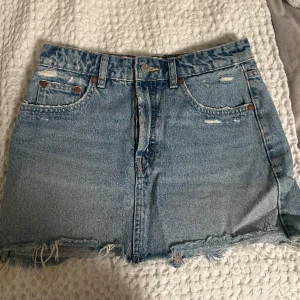 Jeans kjol - Snygg jeans kjol från Zara som är för liten för mig, fint skick 🤗