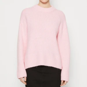 Stickad tröja - Säljer denna jätte fin tröja som är slutsåld och perfekt till våren🩷🌸