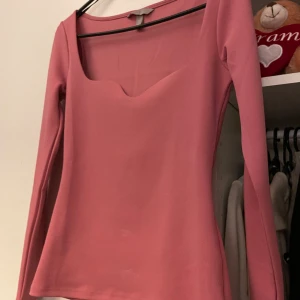 Rosa blus  - Så orättvis bild. Färger än en drömig Barbie rosa nyans. Älskar passformen och perfekt till flera tillfällen. Tveka inte höra av er vid fler funderingar!☺️