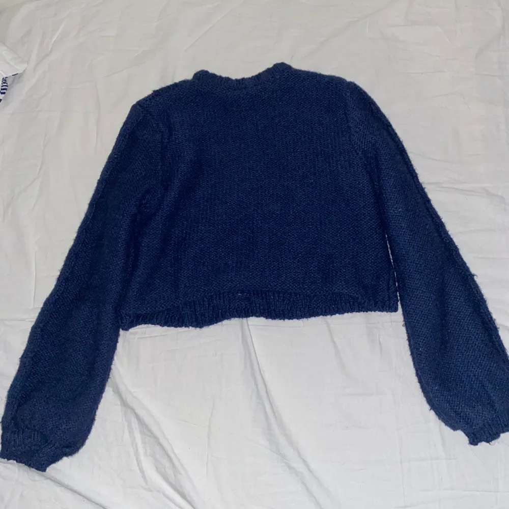 Säljer den här jättesöta stickade tröjan som knappt är använd , den har inga defekter och är nästan som ny 💞ny pris var runt 300kr  så säljer den för runt 200, det kan gå att få ner 💞. Stickat.