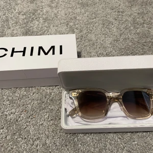 Chimi 04 - Sälje just nu dessa sköna glasögon. De kostar 1200kr nya och jag säljer för 349kr. De inköptes förra sommaren men är i väldigt bra skick. Det är storlek M. Ingår även kvitto. Om ni har frågor så var inte rädda att ställa de