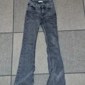 Flare gråa jeans från ginatricot 