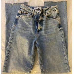 Ett par blåa jeans från zara i storlek 32, skulle säga att dom passar 34 också. Passade inte mig riktigt 💞