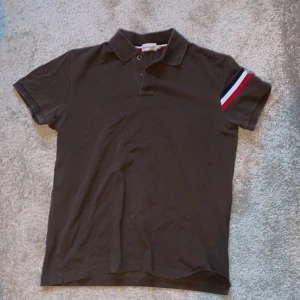 Moncler piké  - Fet moncler piké i skick 8/10 Nypris ca 3500 Pris kan diskuteras vid snabb affär