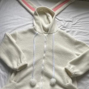 Kanin hoodie - Säljer denna kanin hoodien från wish! Helt oanvänd i storlek M. Helt ren inga fläckar eftersom den inte är använd. Den går över rumpan och är lite lång i ärmarna på mig som är 165. Hör av dig för fler bilder eller mer info om det behövs!💕