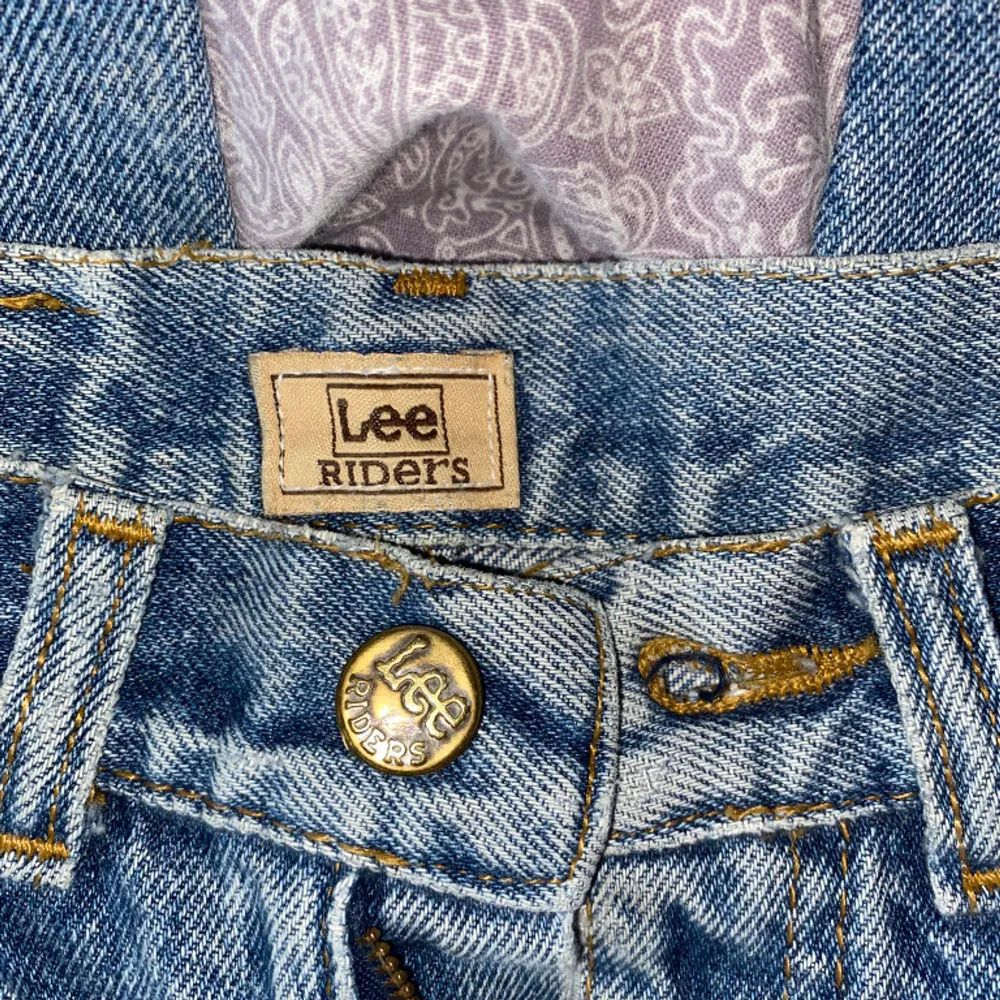 Raka jeans från Lee i oklar storlek, små på mig så skulle säga 32/xxs, 400kr. Jeans & Byxor.