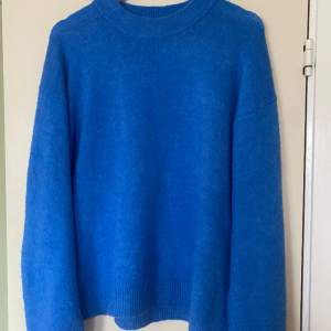 Klarblå stickad tröja som är perfekt nu till våren. Den är använd men inga defekter💞