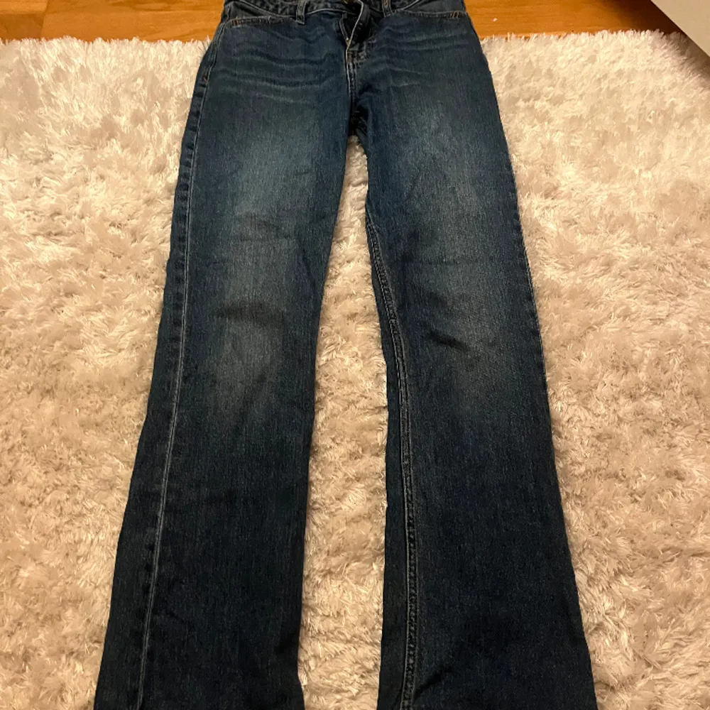 Skit snygga jeans och är i väldigt bra skick☺️ Dom är utsvängda men man ser det inte på bilden dock😅. Jeans & Byxor.
