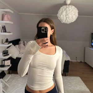 Långrärmad vit tröja - Säljer denna topp med slits på ärmarna då den inte kommer till användning, är i bra skick och använd fåtal gånger💓 (Sista bilden är från hemsidan)