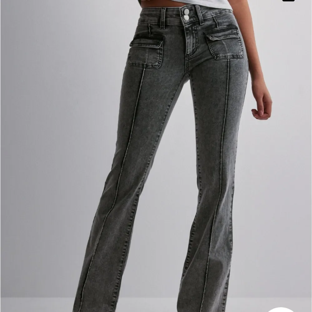 Jättesnygga jeans, med fickor framtill! Formar kroppen och sitter så fint, med stretchigt material!💞 Säljs då de inte kommer till använding! Nypris 699kr💞använd gärna köp nu och tveka inte med att höra av dig vid frågor!🥰. Jeans & Byxor.