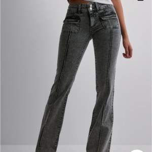 Jättesnygga jeans, med fickor framtill! Formar kroppen och sitter så fint, med stretchigt material!💞 Säljs då de inte kommer till använding! Nypris 699kr💞använd gärna köp nu och tveka inte med att höra av dig vid frågor!🥰