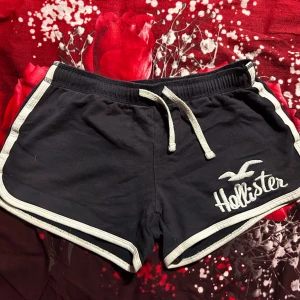 Hollister tyg shorts - Mörkblåa o vita tyg shorts i bra skick