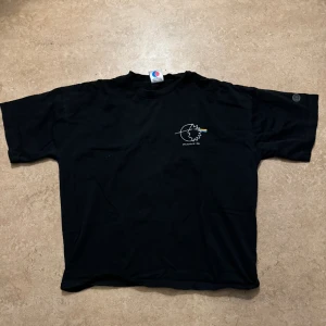 T-shirt med tryck - Måttligt använd men inget som syns på kvaliten