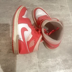 Jordan 1s - Säljer mina fina skor eftersom dem inte kommer till användning längre. Köpte den i somras för 1250kr Skorna kommer med boxen. 