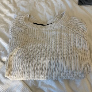 Stickad tröja - Jättefin stickad tröja som tyvärr börjat bli för liten för mig❤️