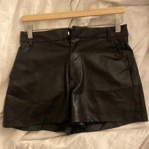 Skinn shorts  - Svarta skinnshorts från zara💗