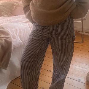 HM jeans - Super snygga hm jeans⭐️ säljer då dom tyvärr inte kommit till användning. Köpta förra våren och är nu slutsålda!!❣️ Kontakta för pris kan diskuteras!!!