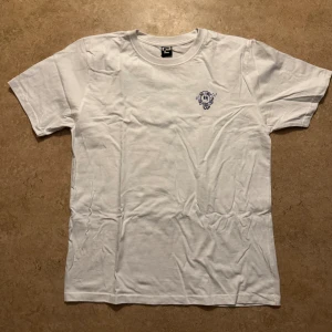 T-shirt med tryck - Oanvänd t-shirt i storlek L