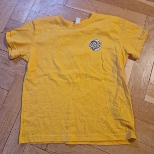 Santa cruz t-shirt, oanvänd - Oanvänd tshirt köpt i Santa Cruz, California. Barnstorlek, men sitter som en crop top på mig som är 160 cm.