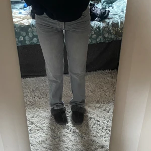 Jeans - Lågmidjade som är använda fåtal gånger då jag alltid tar ett par andra, så inga slitage.