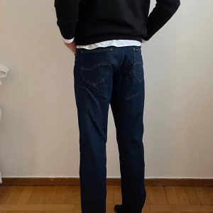 Mörkblå jeans  - Schyssta jeans i straight modell. Knappt använda och därför i 10/10 skick. Hör gärna av dig om du har några frågor. 