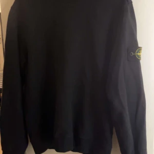 Stone Island Tröja - Säljer nu denna Stone island crewneck! Är i M men passar L också lika bra. Säljer den då den inte kommer till användning, den är i bra skick utan några som helst skador på varken märket/materialet. Priset är 900 men kan diskuteras vid snabb affär🤩