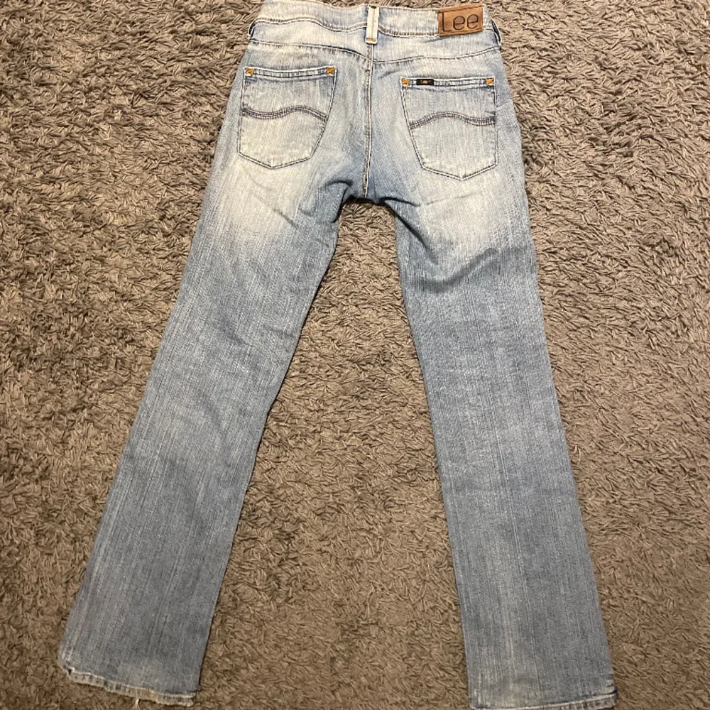 Säljer ett par superfina lowwaist bootcut jeans. Står tyvärr ingen storlek men dom passar mig i längden som är 168 och brukar bära s/xs ibland🩷 skriv privat för mått/frågor bra skick!🫶. Jeans & Byxor.