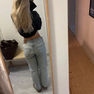 Levis jeans  - Snygga jeans från Levis, dem är i bra skick dock ändrat lite färg men inget som jag tycker blir fult 😍 säljer därför lite billigare Nypris 1250kr FRI FRAKT 