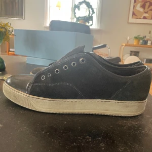 Säljer lanvins - Säljer mina lanvins så dem inte används längre. Skick 8/10. Box och snören ingår självklart. Hör av er vid frågor!😁