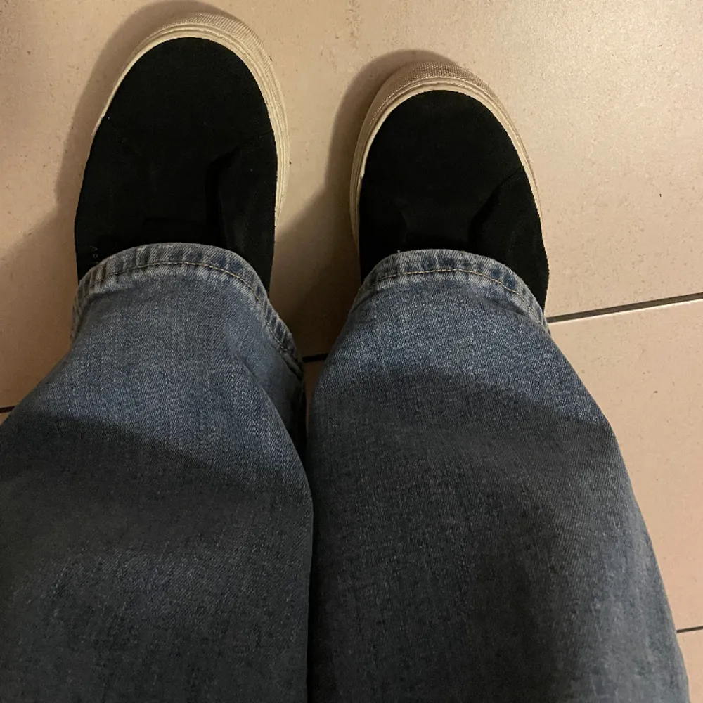 Svarta arigato skor med vit hög sula. Köpta för 2000kr säljer för 900kr. Inte slitna och kommer rengöras innan jag skickar iväg de. Pris kan diskuteras🖤🖤säljer för de är för stora . Skor.