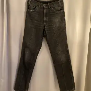 Ett par Levi’s jeans från deras ”Silver Medal” linje. Troligtvis ifrån 80-talet. Med tanke på hur gamla jeansen är så är dom fortfarande i väldigt bra skick! ⭐️