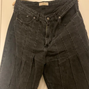 Svarta jeans - Svarta snygga jeans med fin unik detalj framtill. Är ”stonewashed” så ger lite vintage still, älskade dessa byxor och fick alltid komplimanger men är tyvärr för stora på mig så jag hopppas någon annan får känna sig snygg i dem. Köpta på ASOS.