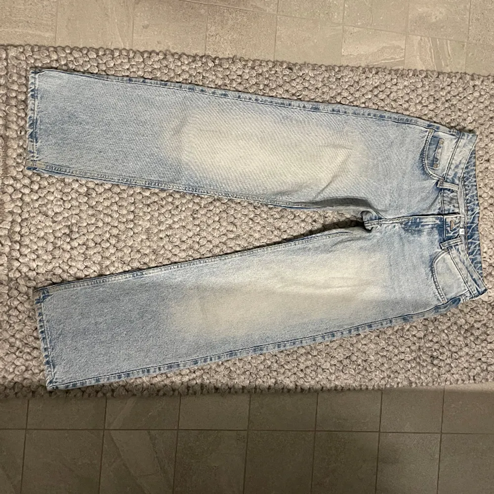 Lågmidjade raka jeans från weekday i modellen arrow. Så snygga, men för små för mig. W26 L30. Jeans & Byxor.