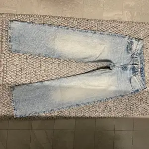 Lågmidjade raka jeans från weekday i modellen arrow. Så snygga, men för små för mig. W26 L30