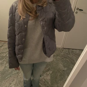 Jacka - Trendig och cool jacka från mango! Färgen är grå och den är i storlek xs. Jättebra skick och sparsamt använd. Perfekt nu till våren!!❤️