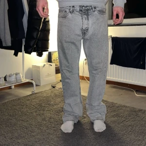 HOPE Jeans - Tjena! Säljer nu dessa supersnygga ljusgrå jeansen från märket HOPE. Säljer dem för det sitter för stort på mig. Köpte dom för 1600kr.