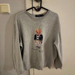 Polo Ralph lauren sweatshirt  - Säljer min Ralph lauren sweatshirt då den inte används längre, köpte den på season Man på asecs i Jönköping för ungefär 1 år sedan. Nypris ligger den på ungefär 2000kr! (Obs kvitto finns inte) 