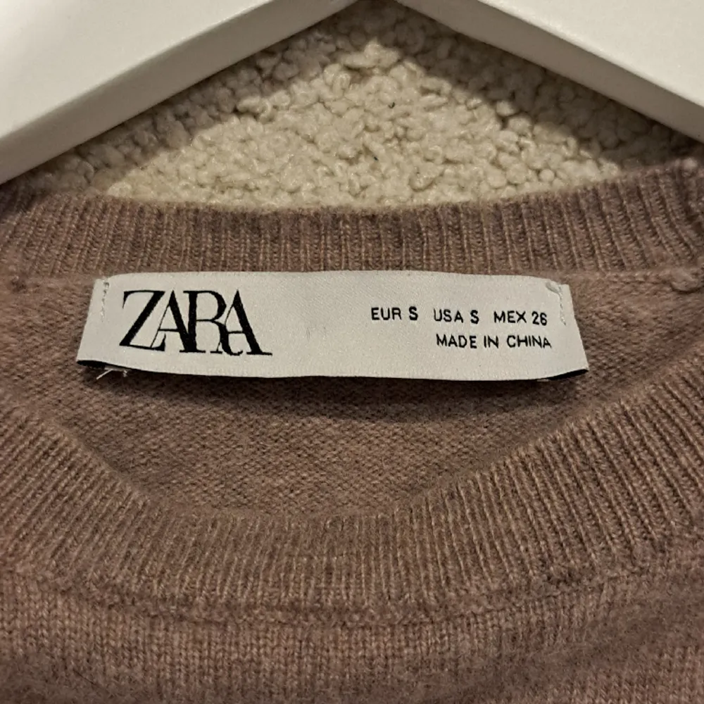 Bomulls tröja från Zara. Tröjan är som ny. Nypris 389, säljer den för att den är för liten.. Tröjor & Koftor.